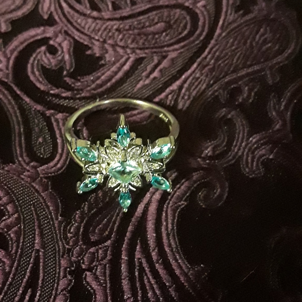 Womans ring - Picture 2 of 2
